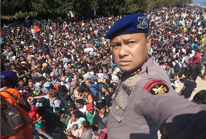 Hàng nghìn du khách chen chúc trên bãi biển để di tản tại Indonesia hang nghin du khach chen chuc tren bai bien de di tan tai indonesia