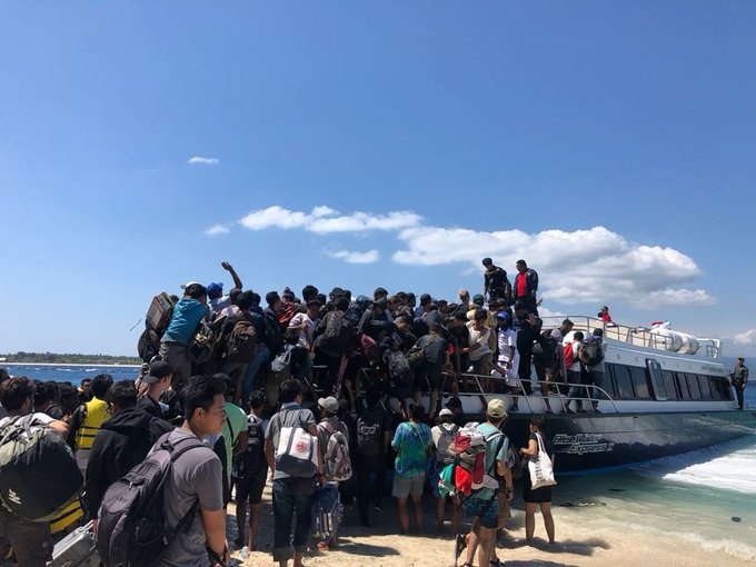 Hàng nghìn du khách chen chúc trên bãi biển để di tản tại Indonesia hang nghin du khach chen chuc tren bai bien de di tan tai indonesia