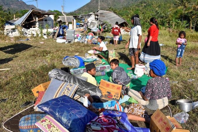 Hàng nghìn du khách chen chúc trên bãi biển để di tản tại Indonesia hang nghin du khach chen chuc tren bai bien de di tan tai indonesia