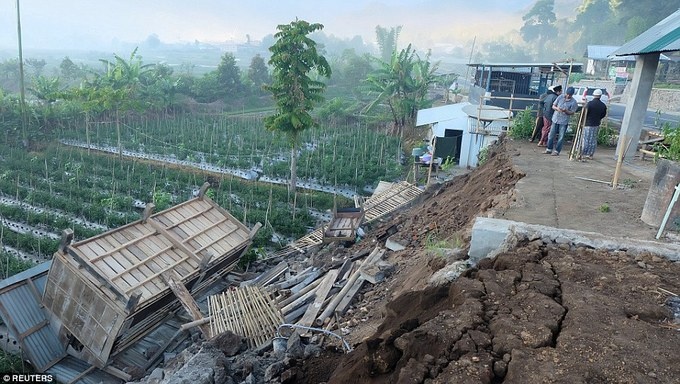 Hàng nghìn du khách chen chúc trên bãi biển để di tản tại Indonesia hang nghin du khach chen chuc tren bai bien de di tan tai indonesia