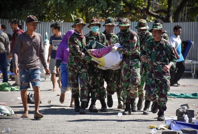 Hàng nghìn du khách chen chúc trên bãi biển để di tản tại Indonesia hang nghin du khach chen chuc tren bai bien de di tan tai indonesia