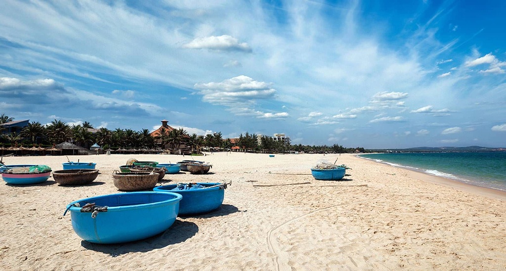 xot xa hinh anh bai bien mui ne trong mua cao diem cua rac