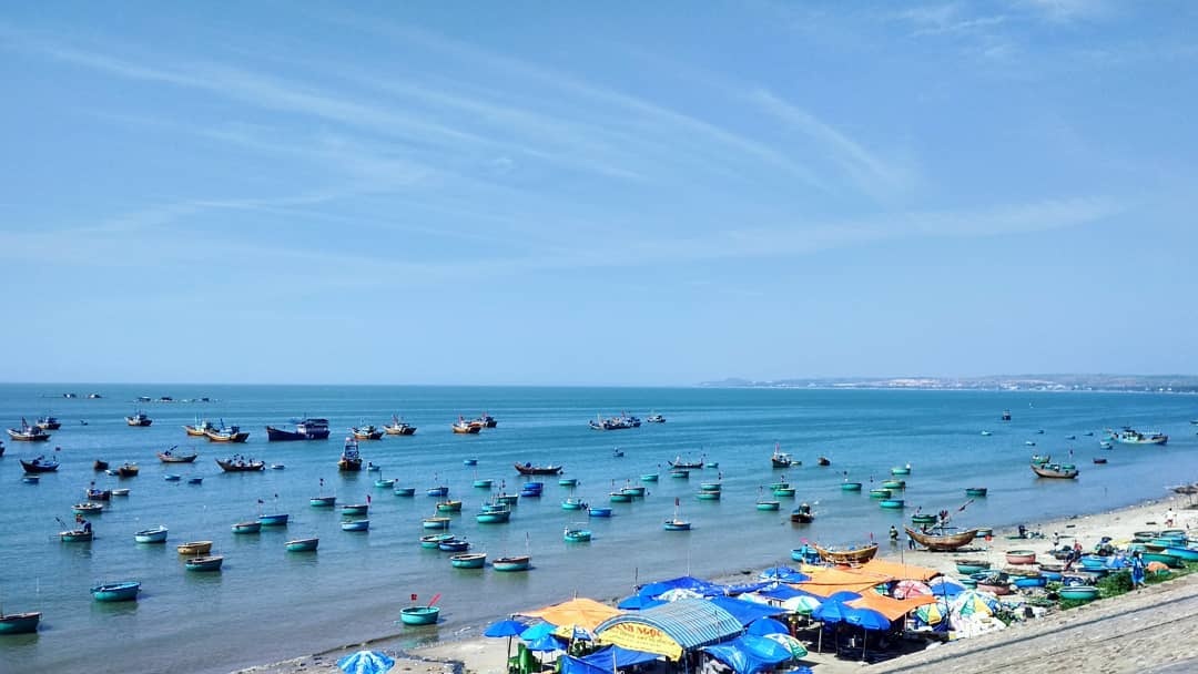 xot xa hinh anh bai bien mui ne trong mua cao diem cua rac
