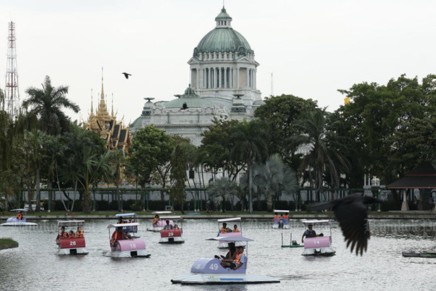tin buon cho du khach toi thai lan vuon thu noi tieng bangkok sap dong cua