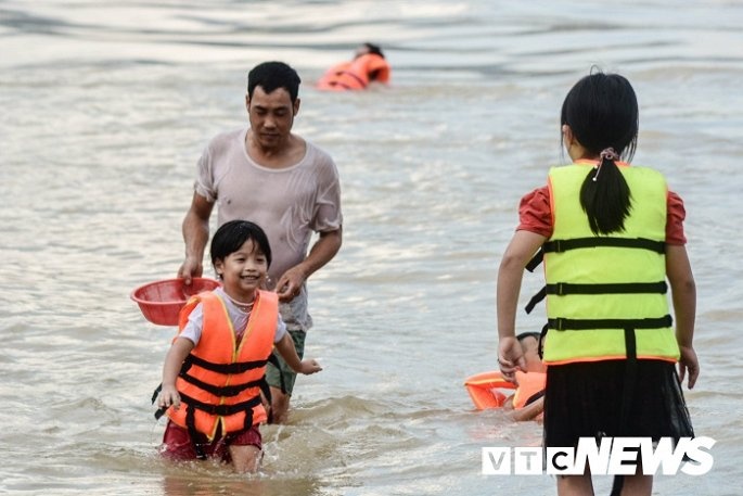 thuy dien hoa binh mo cua xa day ron nguoi nhin tre em vui dua o bai tam tu than