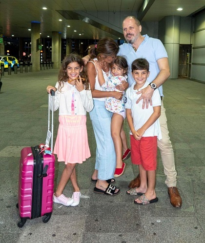 uong ruou mien phi tren may bay khach tay ngoi tu o dubai