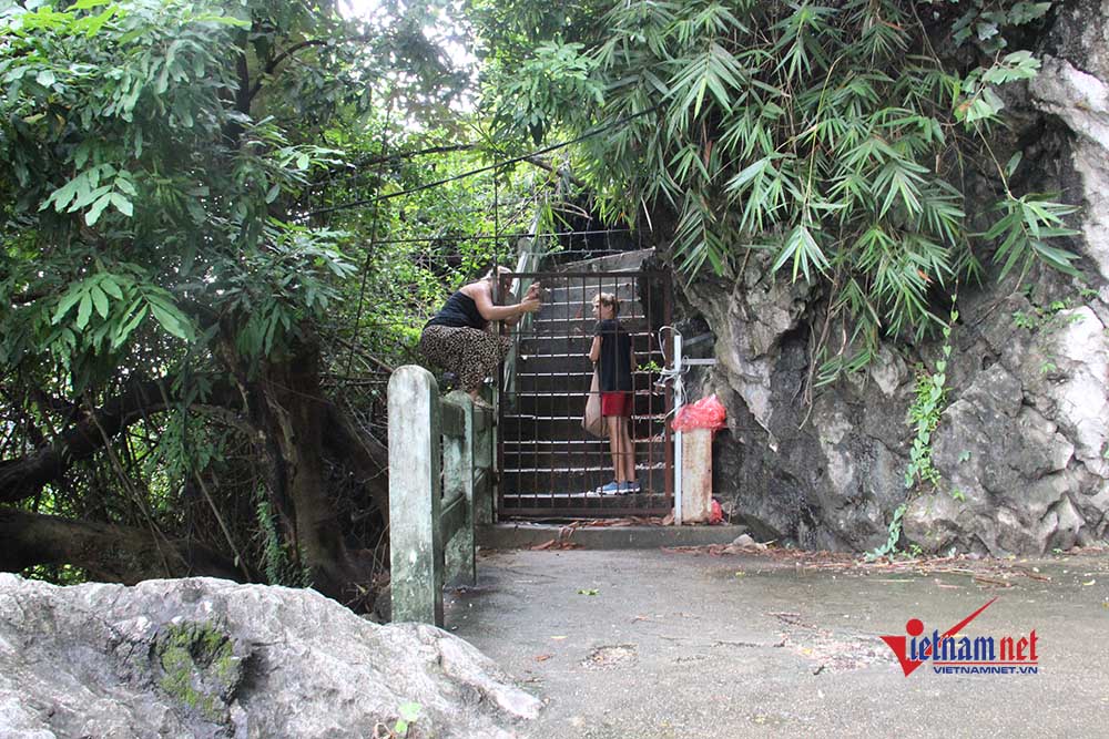 khach tay leo rao vuot nui len dinh ngay bao