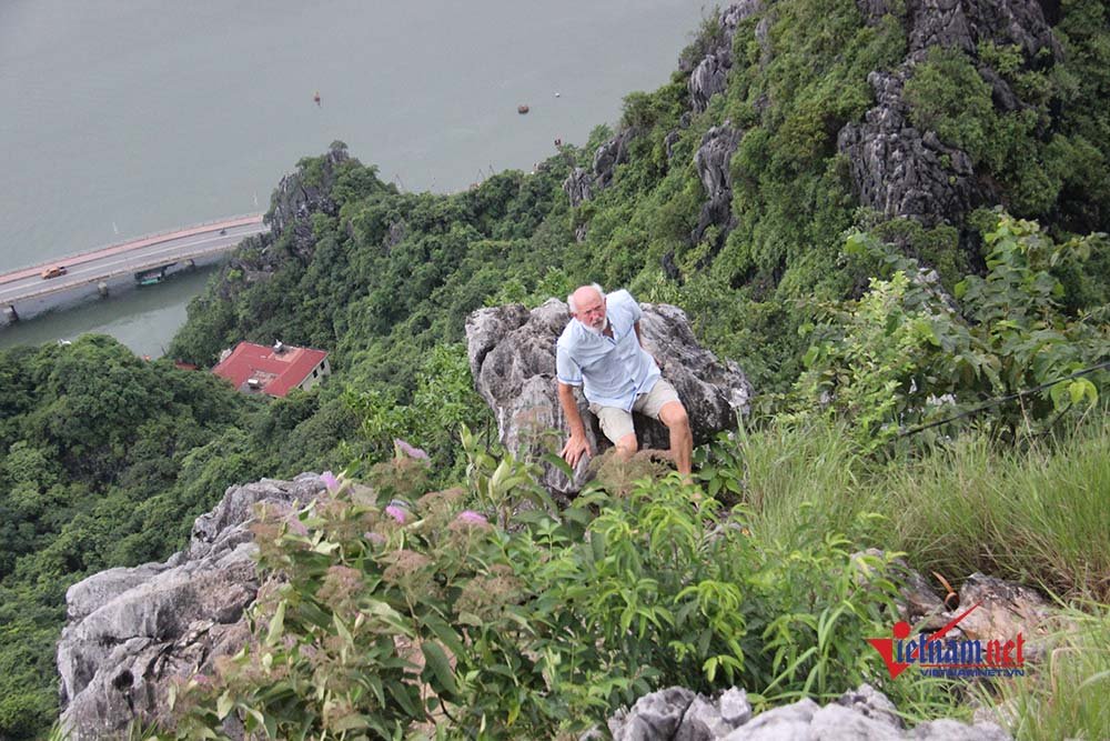 khach tay leo rao vuot nui len dinh ngay bao