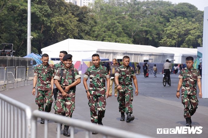 khai mac asiad 18 chu nha indonesia mang ca rung cay thac nuoc vao san van dong