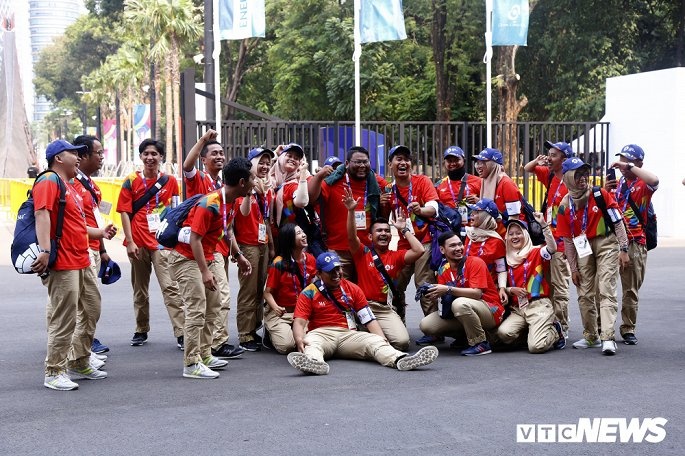 khai mac asiad 18 chu nha indonesia mang ca rung cay thac nuoc vao san van dong