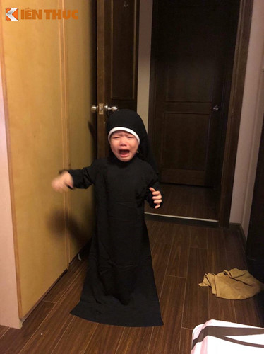 valak phien ban nhi tu nhin minh trong guong roi bat khoc