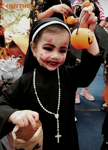 valak phien ban nhi tu nhin minh trong guong roi bat khoc