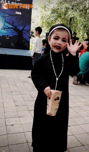 valak phien ban nhi tu nhin minh trong guong roi bat khoc
