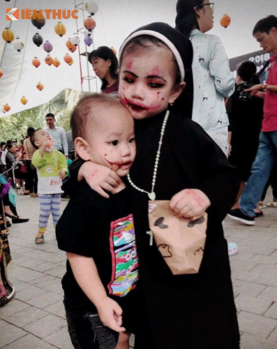 valak phien ban nhi tu nhin minh trong guong roi bat khoc