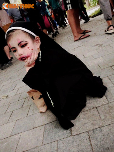 valak phien ban nhi tu nhin minh trong guong roi bat khoc