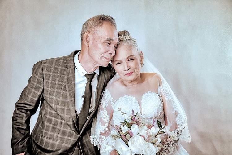 phat cuong voi bo anh ki niem ngay cuoi sieu ngot ngao sau hon nua doi ben nhau cua cap doi u82