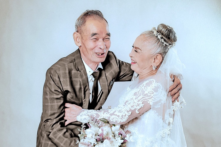 phat cuong voi bo anh ki niem ngay cuoi sieu ngot ngao sau hon nua doi ben nhau cua cap doi u82