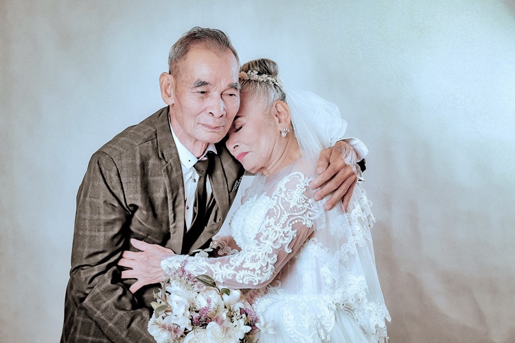 phat cuong voi bo anh ki niem ngay cuoi sieu ngot ngao sau hon nua doi ben nhau cua cap doi u82