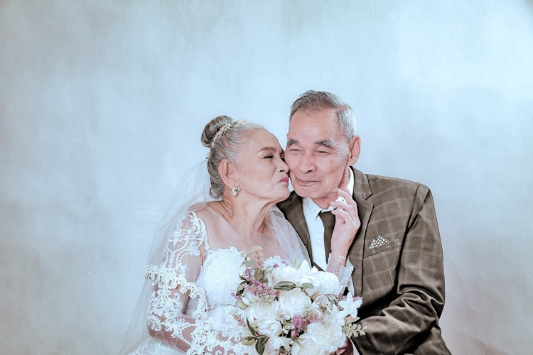 phat cuong voi bo anh ki niem ngay cuoi sieu ngot ngao sau hon nua doi ben nhau cua cap doi u82