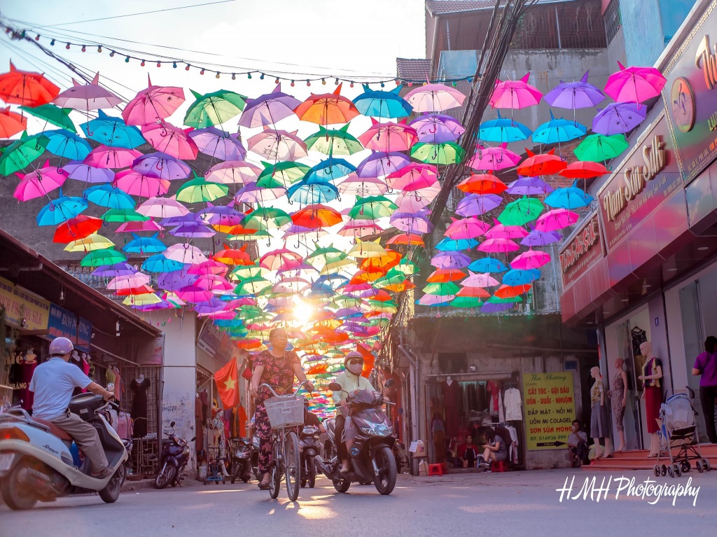 'Những chiếc ô bay': 'thiên đường sống ảo' của giới trẻ ngay giữa lòng Hà Nội hot xuat hien con duong o thien duong song ao cua gioi tre ngay giua long ha noi