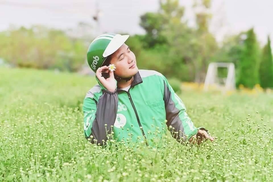 Bộ ảnh 'kỉ yếu chia tay Grab' khiến cộng đồng mạng 'cười bò' trước độ sáng tạo đầy hài hước của chàng trai trẻ bo anh ki yeu chia tay grab khien cdm cuoi bo truoc do sang tao day hai huoc cua chang trai tre
