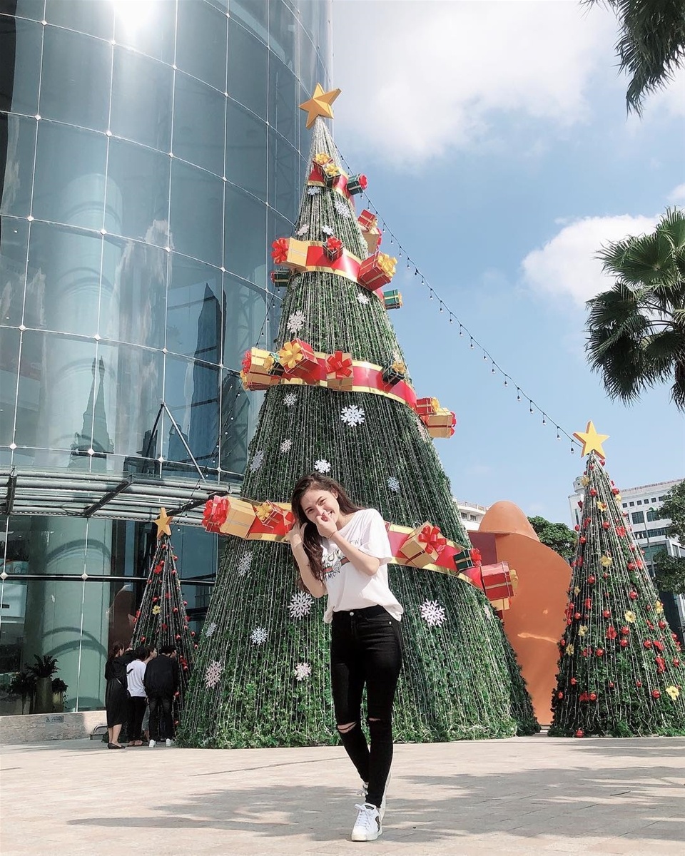 diem check in li tuong mua giang sinh tron bo 6 cay thong noel khong lo lung linh nhat ha noi