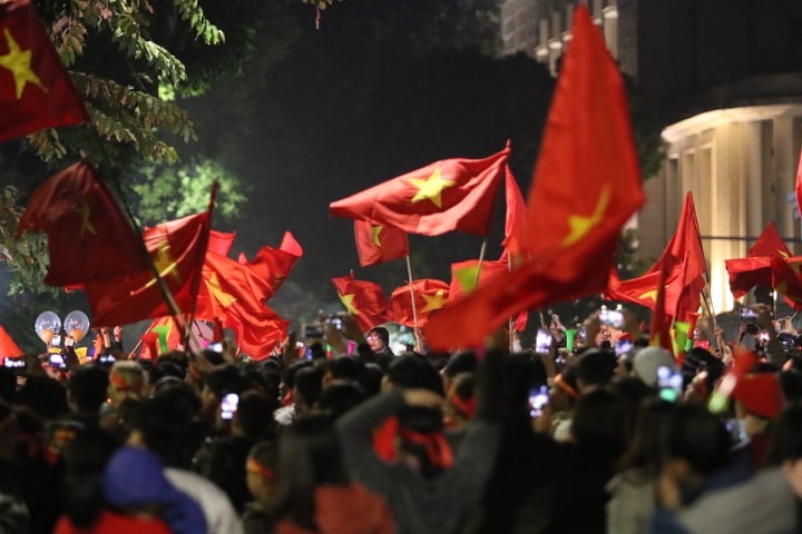 co to quoc tung bay phap phoi trong dem dong ha noi va mot dem khong ngu cua nguoi ham mo viet nam