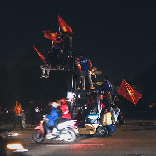 1001 loai phuong tien an mung doc dao cua nguoi ham mo khi viet nam vo dich aff cup 2018