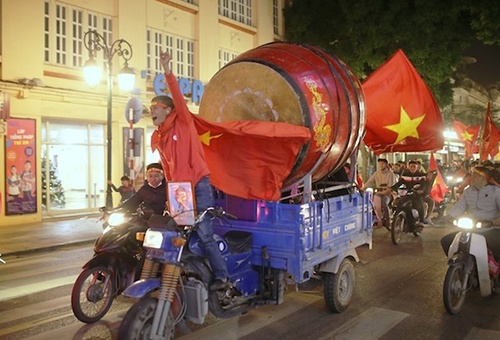 1001 loai phuong tien an mung doc dao cua nguoi ham mo khi viet nam vo dich aff cup 2018