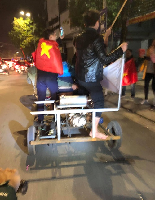 1001 loai phuong tien an mung doc dao cua nguoi ham mo khi viet nam vo dich aff cup 2018