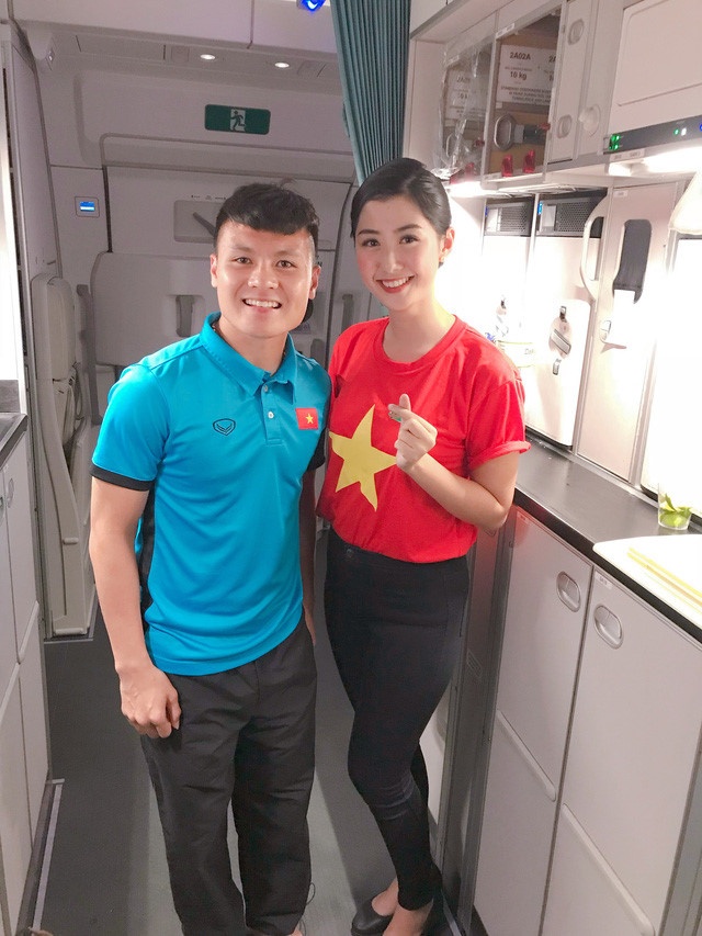nu tiep vien xinh dep chup hinh cung quang hai duoc khen ngoi