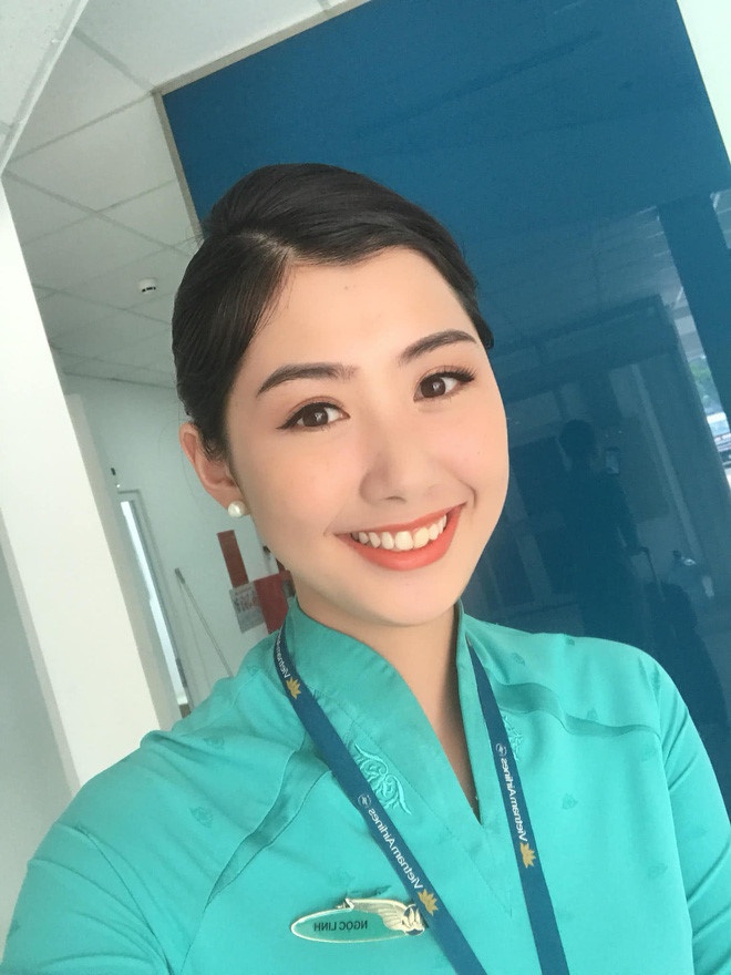 nu tiep vien xinh dep chup hinh cung quang hai duoc khen ngoi