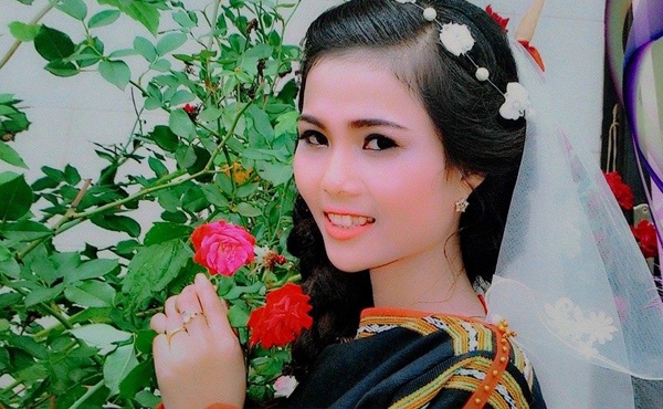 H'Hen Niê lọt top 5 Hoa hậu Hoàn vũ 2018, dân mạng nhanh chóng tìm ra thông tin cô em gái H'Min hhen nie lot top 5 hh hoan vu 2018 dan mang nhanh chong tim ra thong tin co em gai hmin