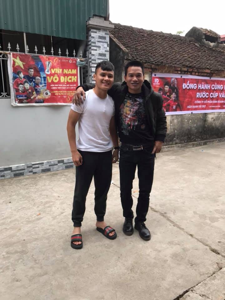 phia sau anh hao quang tren san co la mot quang hai rat doi binh di va khiem nhuong nhu the