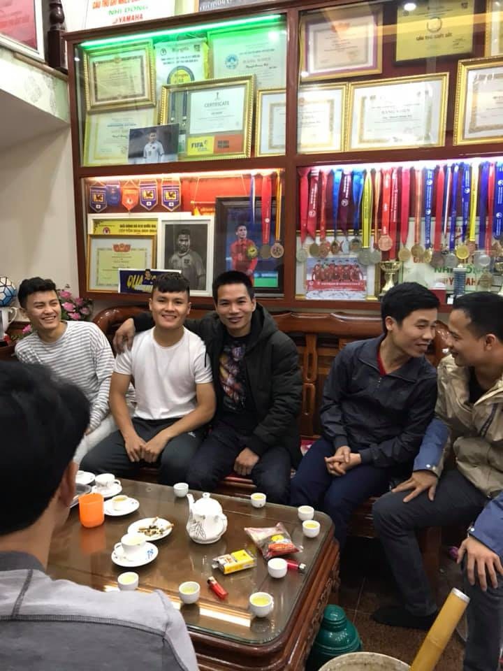 phia sau anh hao quang tren san co la mot quang hai rat doi binh di va khiem nhuong nhu the