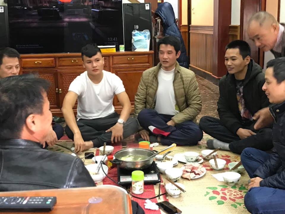 phia sau anh hao quang tren san co la mot quang hai rat doi binh di va khiem nhuong nhu the