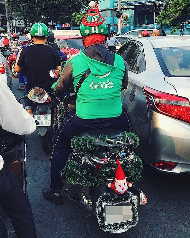 hoa chung khong khi giang sinh anh em grab co nhung cach the hien dang yeu the nay