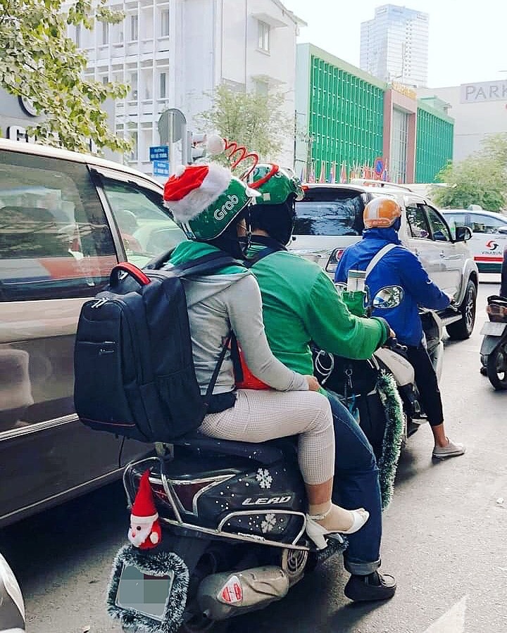 hoa chung khong khi giang sinh anh em grab co nhung cach the hien dang yeu the nay