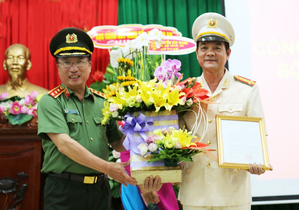 tan giam doc cong an tinh long an la ai