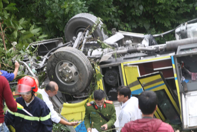 vu xe cho doan sinh vien roi xuong vuc tai xe vuot au o duong deo