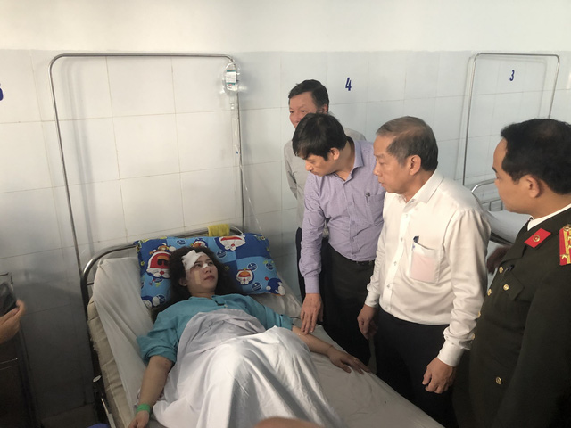 vu xe cho doan sinh vien roi xuong vuc tai xe vuot au o duong deo
