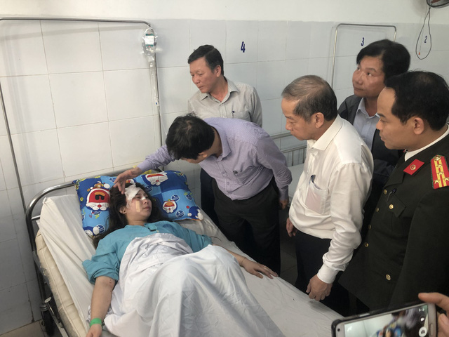 vu xe cho doan sinh vien roi xuong vuc tai xe vuot au o duong deo