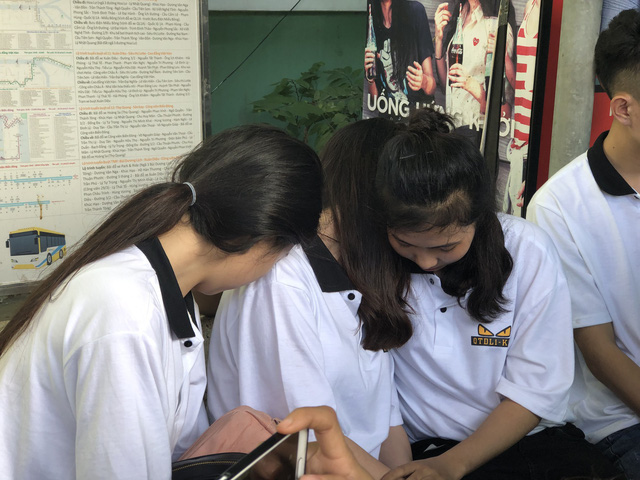 vu xe cho doan sinh vien roi xuong vuc tai xe vuot au o duong deo