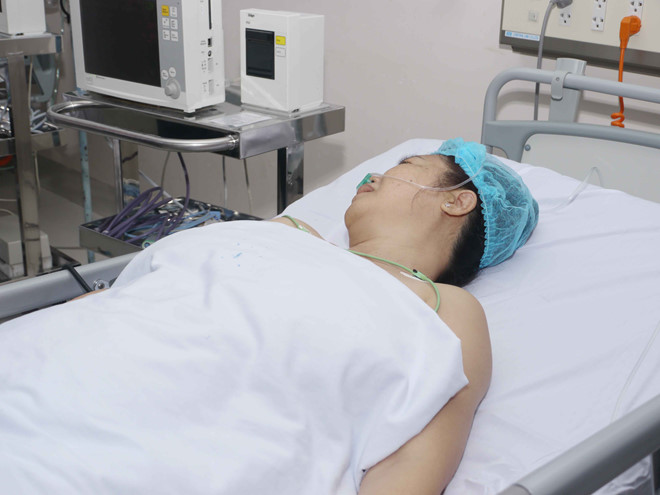 xe khach tong xe khach dang bi lat dem kinh hoang cua tai xe va hanh khach