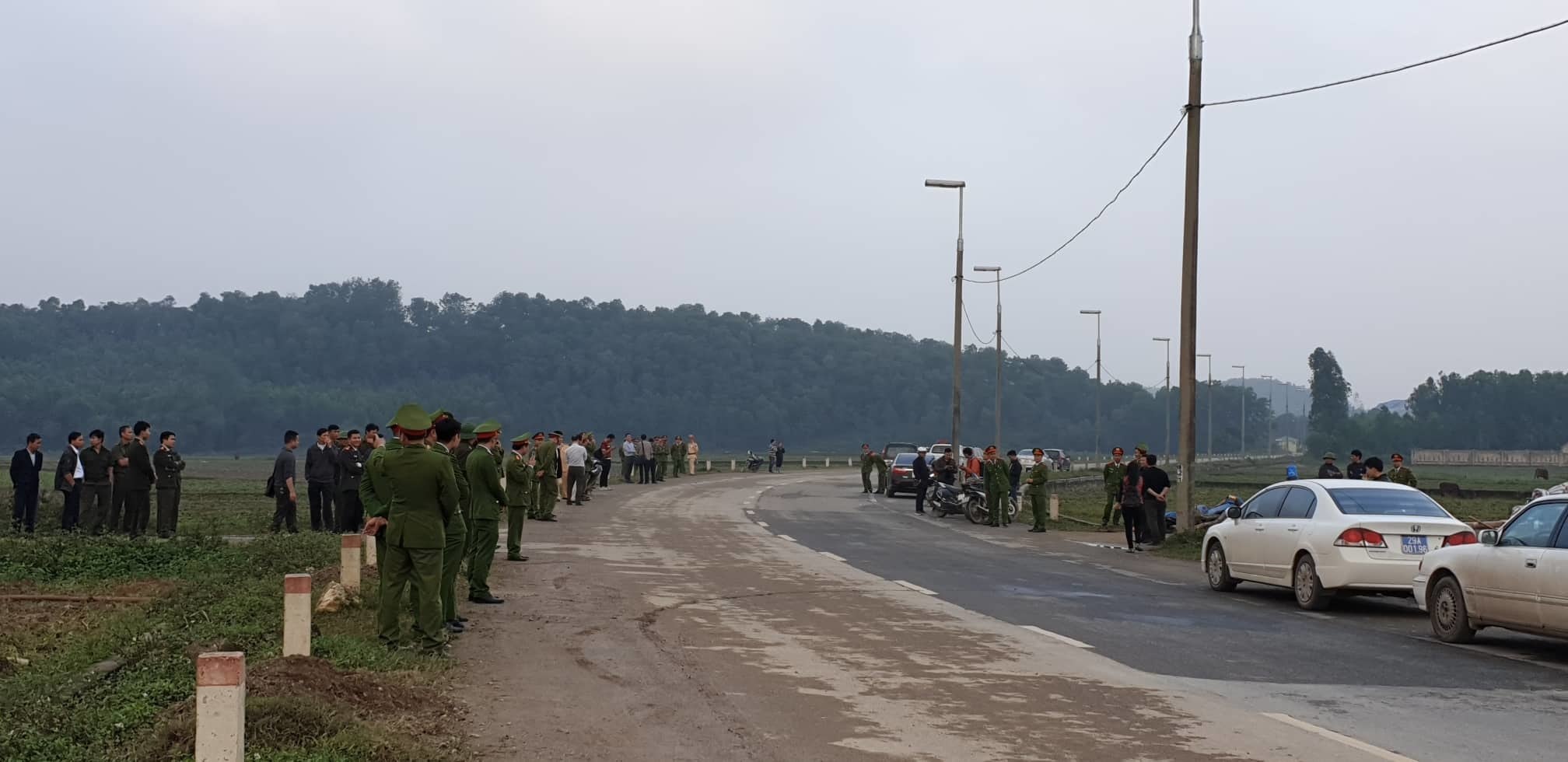 nguoi dan bo chan xe rac noi thanh ha noi duoc giai cuu