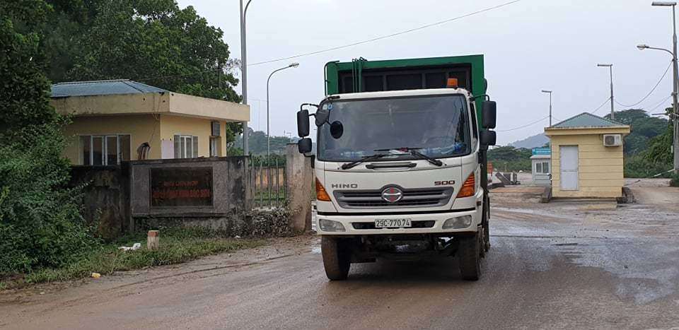 nguoi dan bo chan xe rac noi thanh ha noi duoc giai cuu