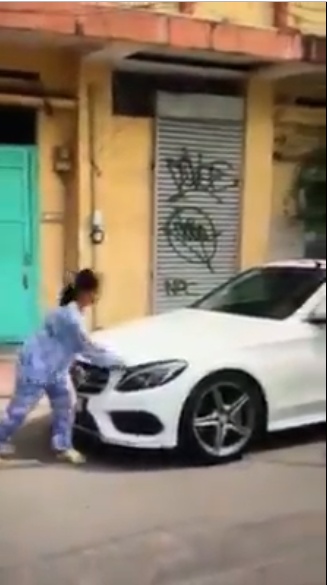 he lo nguyen nhan vu cu ba dung bua dap nat xe mercedes giua sai gon