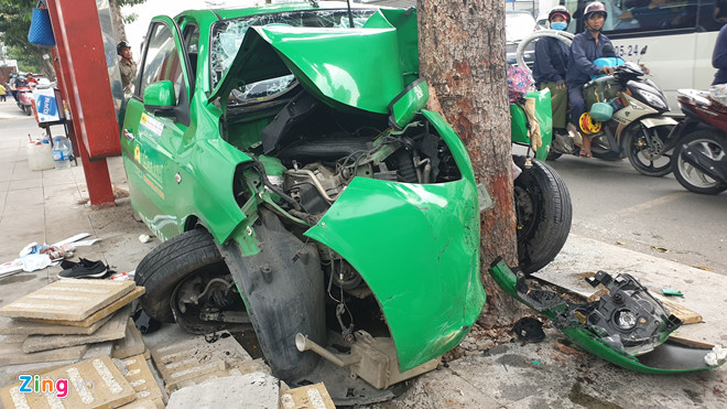 taxi tong lien hoan 2 oto o sai gon 2 nguoi bi thuong nang