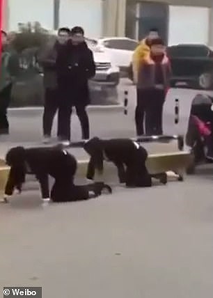 buoc nhan vien bo tren pho vi khong dat chi tieu ban hang