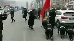 Buộc nhân viên bò trên phố vì không đạt chỉ tiêu bán hàng